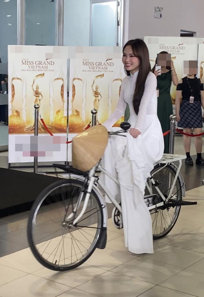 Bat chuoc My Tam dap xe len tham do, Mai Phuong nhan ket 