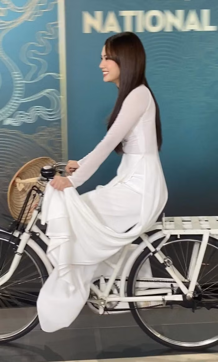 Bat chuoc My Tam dap xe len tham do, Mai Phuong nhan ket 