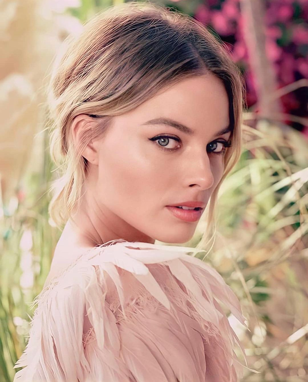 Trước khi trở thành minh tinh của Hollywood, Margot Robbie là cô gái thôn quê trải qua nhiều khó khăn để có được thành quả hiện tại. Những bộ phim làm nên tên tuổi của cô như: Focus, Suicide Squad, The Legend of Tarzan...