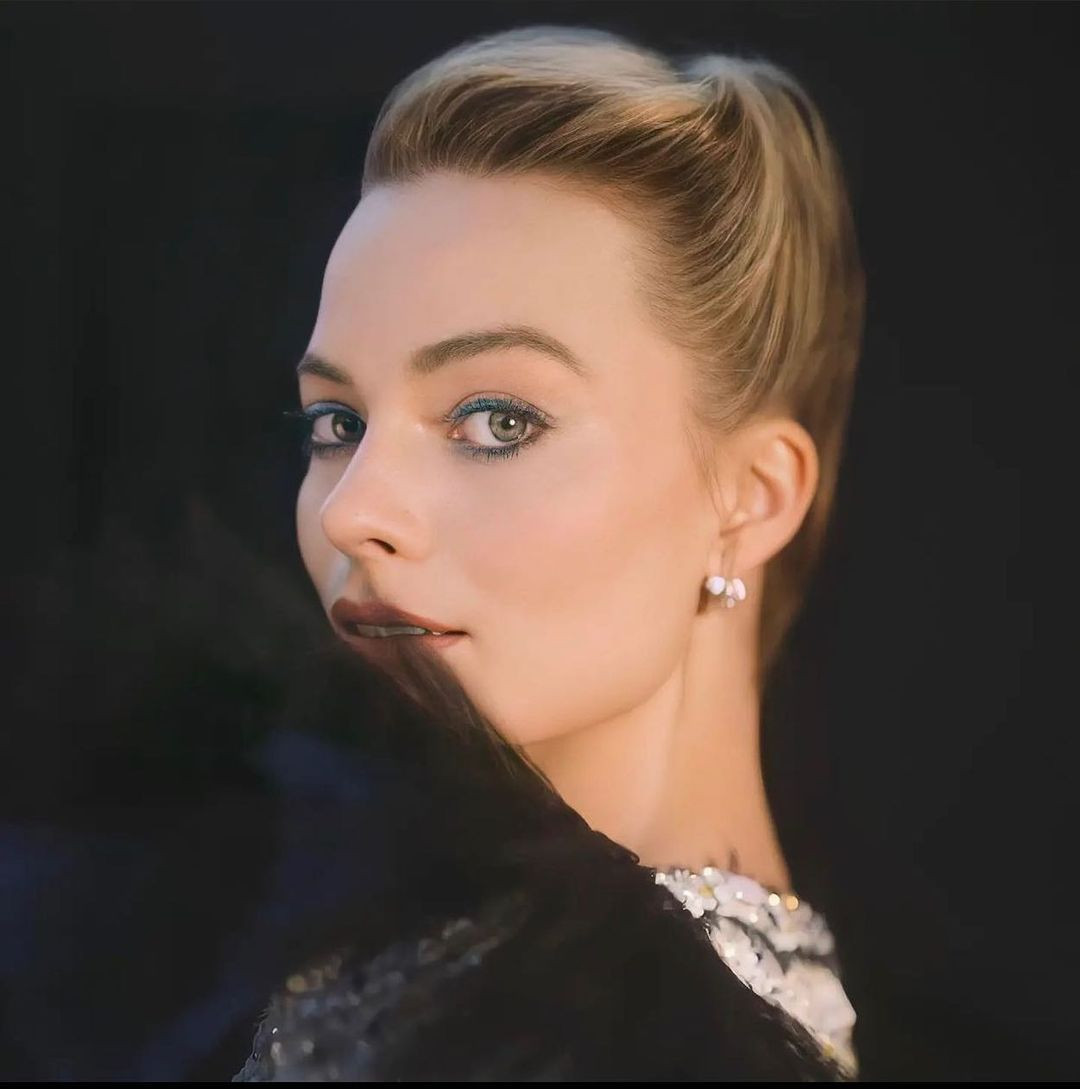 Dù có phong cách khá sexy nhưng trên trang cá nhân, Margot Robbie không mấy khi khoe hình thể với bikini. Điều cô tập trung gây ấn tượng với khán giả chính là khuôn mặt đẹp mọi góc nhìn của mình.