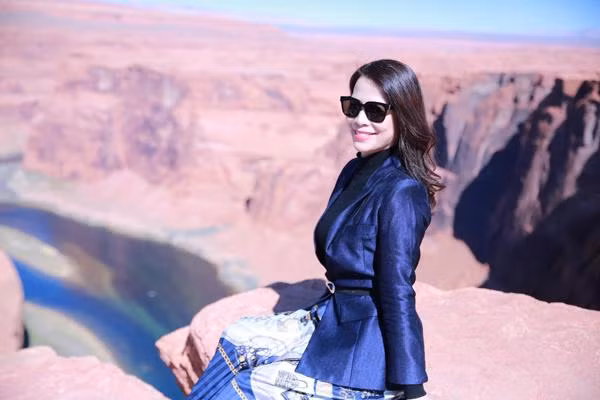 Ngọc Lan là một doanh nhân sắc sảo và có địa vị trong lĩnh vực mà chị theo đuổi. Không chỉ là một doanh nhân, chị Ngọc Lan cũng là một người đẹp có danh hiệu. Năm 2017, chị từng tham gia cuộc thi Hoa hậu Doanh nhân và đạt danh hiệu Á hậu 1.