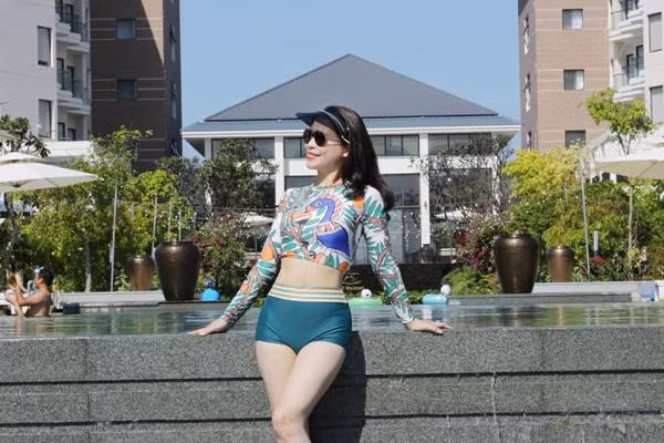 Đặc biệt, chị cũng không ngại khoe vòng 2 phẳng lỳ cùng làn da nuột nà không tì vết.