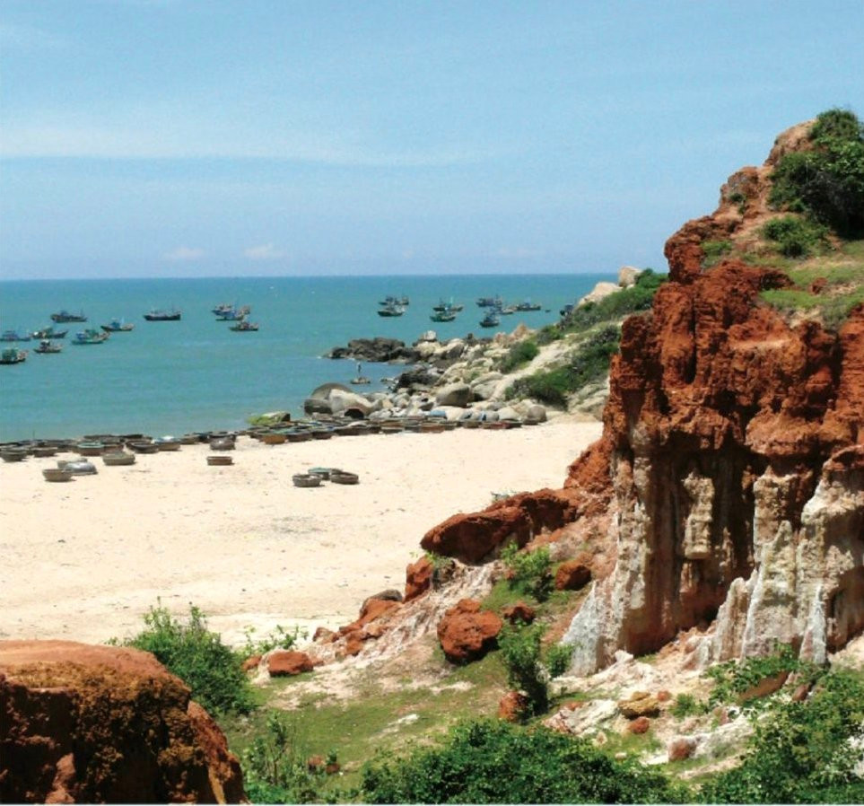 Gành Son hay còn được người dân địa phương gọi là Ghềnh Son, tọa lạc ở xã Chí Công (huyện Tuy Phong). Sở dĩ có tên gọi đặc biệt như vậy là bởi nơi đây có những gành, đồi đất sét với màu đỏ độc đáo. Gành Son được ưa thích bởi vẻ đẹp hoang sơ, chưa bị tác động bởi bất kỳ điều gì. Đặc biệt, đứng từ trên Gành Son, du khách còn có thể chiêm ngưỡng toàn cảnh làng chài nhộn nhịp, sầm uất.