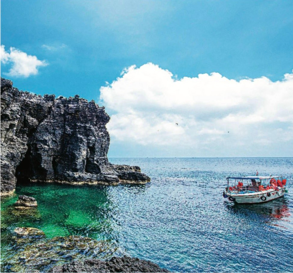 Ở phía Bắc đảo Phú Quý (tỉnh Bình Thuận) cách khoảng 200 - 300m có 3 hòn đảo lẻ nằm cạnh nhau là hòn Đen, hòn Đỏ và hòn Giữa. Hòn Đen toàn đá đen, do đó người dân nơi đây còn gọi là hòn Nghiên hay hòn Mực. Hòn Giữa là một dãy gành đá bén nhọn nằm cạnh Hòn Đen, tựa như cầu nối giữa hòn Đen và hòn Đỏ. Đây là điểm tham quan nổi tiếng của đảo Phú Quý.