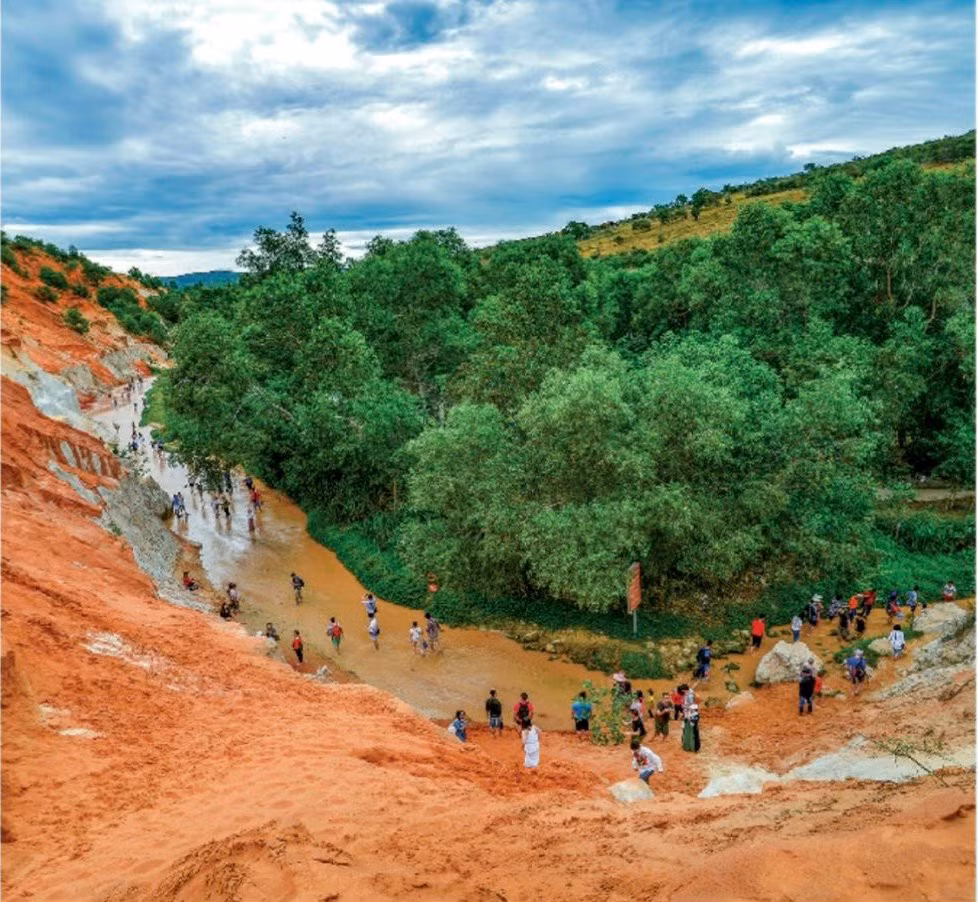 Suối Tiên còn có tên gọi khác là Suối Hồng - con suối đặc biệt nằm tại Mũi Né (Phan Thiết, tỉnh Bình Thuận). Con suối bắt nguồn từ làng Dừa (xã Thiện Nghiệp) chảy qua phường Hàm Tiến, sau đó đổ ra biển với tổng chiều dài khoảng 1,8 km. Khi đến đây, du khách sẽ không khỏi ngỡ ngàng vì con suối chỉ là một khe nước chảy khuất sau những đồi cát đỏ, cát vàng vốn là “đặc sản” của du lịch Mũi Né.
