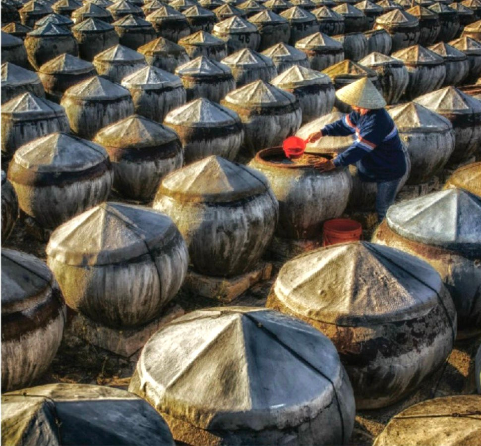 Nước mắm Phan Thiết đến tận ngày nay vẫn gìn giữ được cái truyền thống vốn có, ngon sạch nguyên chất, dù đã trải qua rất nhiều thăng trầm của 300 năm làng nghề. Được Sách kỷ lục Việt Nam công nhận là top 10 nước chấm gia vị nổi tiếng Việt Nam, nước mắm Phan Thiết hôm nay còn được xem là một trong những “món quà lưu niệm” ý nghĩa mà du khách khắp nơi khi đến tham quan nghỉ dưỡng tại thành phố biển đem về biếu tặng người thân, bè bạn.