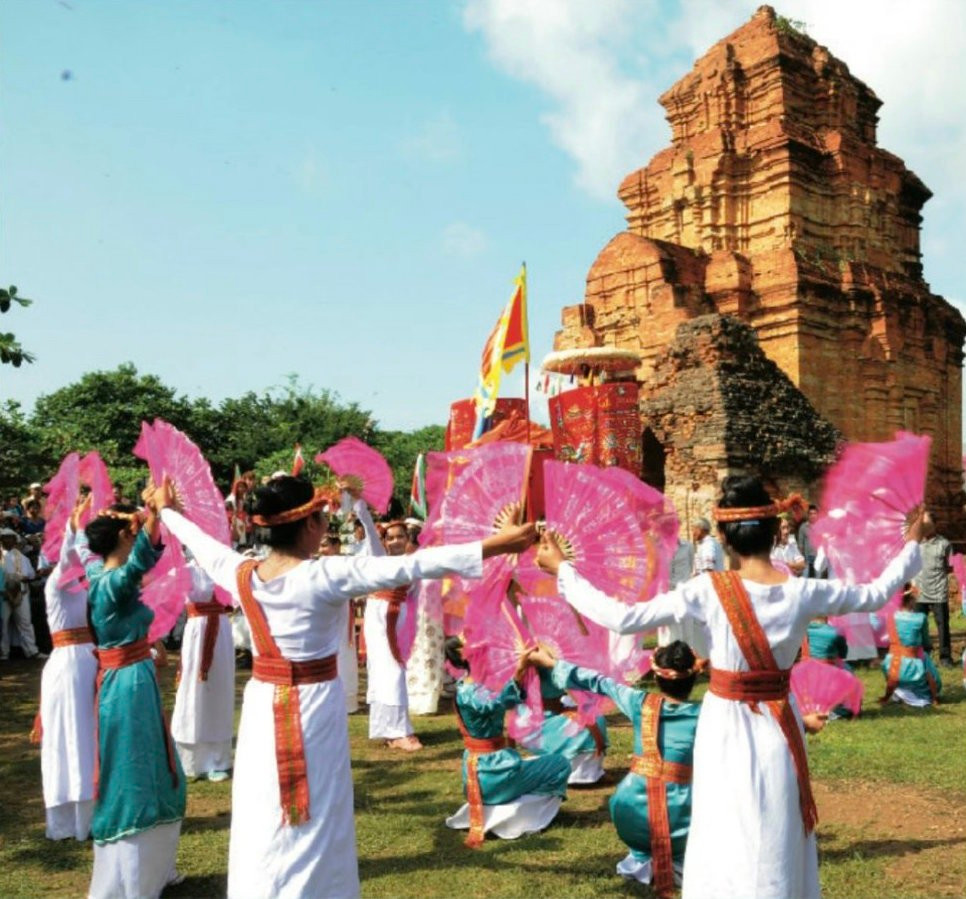 Po Sah Inư là một trong ba nhóm đền tháp Chăm thuộc phong cách kiến trúc nghệ thuật Hòa Lai, có niên đại sớm từ đầu thế kỷ thứ VIII đến thế kỷ IX. Đây là một trong những nhóm đền tháp cổ kính nhất ở Bình Thuận. Nhóm tháp tọa lạc trên ngọn đồi khi xưa có tên là đồi Bà Nài thuộc địa phận thôn Ngọc Lâm (phường Phú Hài, Phan Thiết).