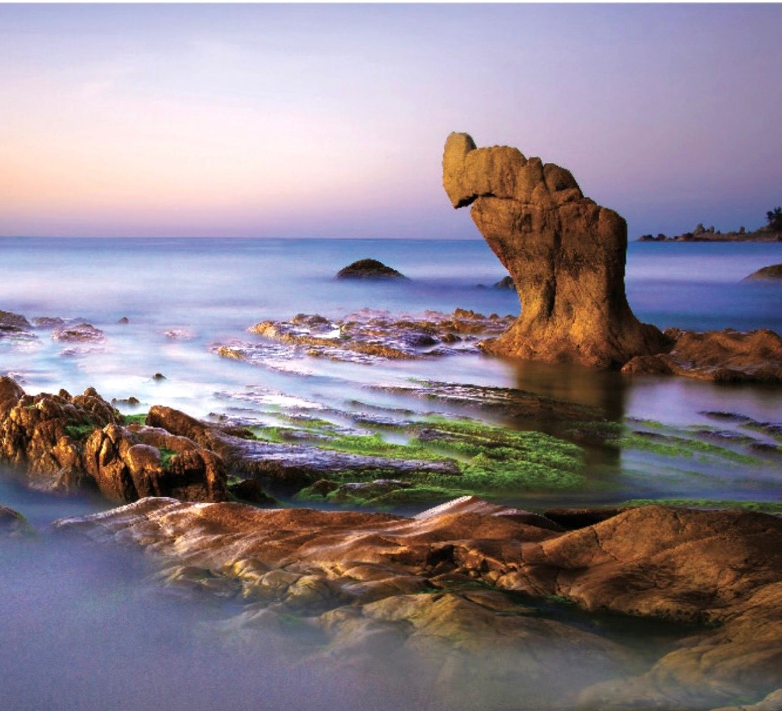 Cách TP Phan Thiết gần 100 km và TPHCM khoảng 300 km, biển Cổ Thạch phù hợp với du lịch 4 mùa. Tuy nhiên, từ cuối tháng 10 đến tháng 3 năm sau là thời điểm đẹp nhất để du khách ghé thăm vì đang vào mùa rêu xanh phủ kín trên những bãi đá. Bãi đá với những hình thù kỳ quái được phủ lên màu xanh kỳ lạ của rêu, thu hút nhiều nhiếp ảnh gia tìm về đây.