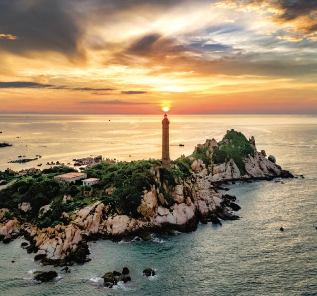 Mũi Kê Gà tọa lạc tại huyện Hàm Thuận Nam cách trung tâm Phan Thiết khoảng 30 km, sau nửa giờ chạy xe là du khách có thể ghé thăm ngọn hải đăng được đánh giá là đẹp nhất Việt Nam này. Không chỉ cổ nhất Đông Nam Á, hải đăng Kê Gà cũng là ngọn hải đăng cao nhất khu vực với 200 bậc thang xoáy trôn ốc và tổng chiều cao lên đến 35m.