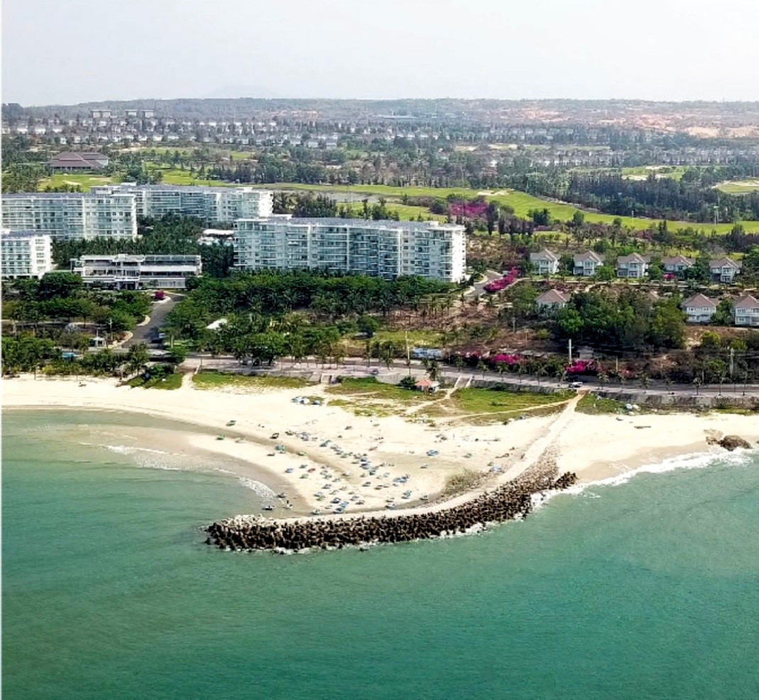 Mỗi khi nhắc đến Phan Thiết, bãi đá Ông Địa thường xuyên được nhắc tới như một điểm đến khá thân thuộc. Bãi đá là một trong những bãi biển đẹp, còn nguyên vẻ hoang sơ gắn liền với những câu chuyện dân gian lý thú nên khá hấp dẫn với du khách.