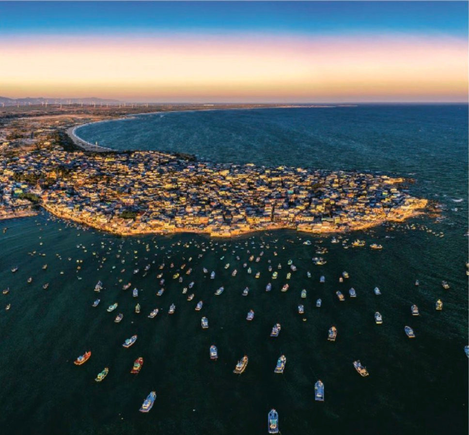 Mũi Né không chỉ êm đềm và quyến rũ bởi cảnh quan thiên nhiên độc đáo, mà còn ẩn chứa nhiều âm điệu nhộn nhịp của cuộc sống miền biển. Điều này lý giải vì sao, nơi đây luôn có một lượng du khách đến chỉ để lặng yên tận hưởng quà tặng của thiên nhiên.