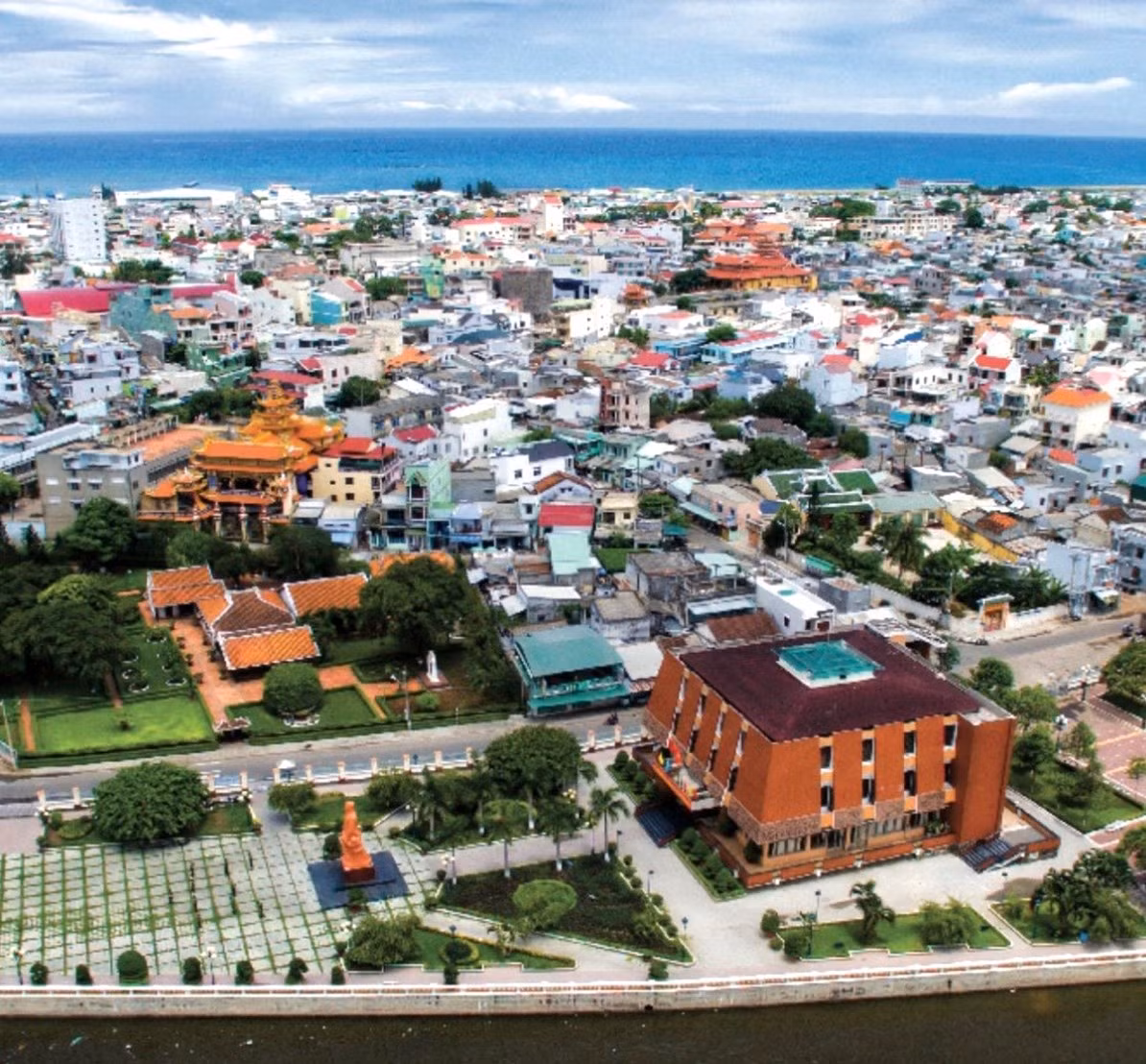 Bảo tàng Hồ Chí Minh chi nhánh Bình Thuận khánh thành ngày 19/5/1986 nhân kỷ niệm 96 năm ngày sinh Chủ tịch Hồ Chí Minh. Bảo tàng tọa lạc tại thị xã Phan Thiết, bên dòng sông Cà Ty - là một tổng thể các công trình lịch sử, văn hóa gồm: Khu di tích Trường Dục Thanh, nơi Chủ tịch Hồ Chí Minh đã dạy học từ tháng 9/1910 đến tháng 2/1911; nhà bảo tàng về Chủ tịch Hồ Chí Minh và tượng đài về Người. Khu di tích Dục Thanh được công nhận là Di tích Lịch sử văn hóa theo quyết định số 235 QĐ/BT ngày 12/ 4/1986.