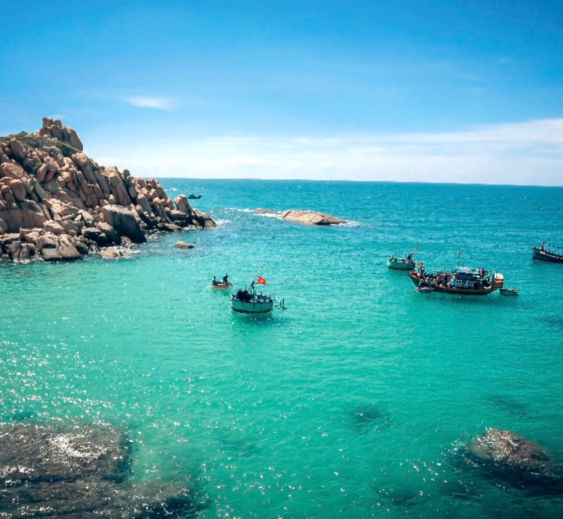 Cù Lao Câu hay còn gọi Hòn Câu là một đảo nhỏ với chiều dài khoảng 1,5 km thuộc huyện Tuy Phong (tỉnh Bình Thuận). Gần đây, hòn đảo này được dân mê xê dịch khám phá và xuýt xoa bởi độ xanh trong của nước biển đến mức dễ dàng nhìn thấy đáy, bãi cát trắng trải dài và những khối đá nhiều hình dạng khác nhau đã làm xao xuyến khách du lịch khi đặt chân đến đây.