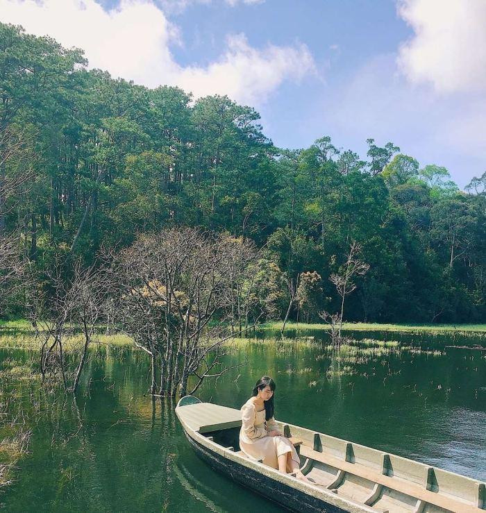 Vào những buổi sáng sớm còn những hạt sương mai và có ánh nắng vàng là thời gian đẹp nhất ở suối Tía. Bởi khung cảnh trở nên huyền bí, kỳ ảo như đang lạc vào chốn thần thoại vậy. Khi đến với suối Tía Đà Lạt, chúng ta cũng đừng quên trải nghiệm các hoạt động thú vị. Trong đó phải kể đến trải nghiệm chèo thuyền kayak bởi mặt nước ở đây tương đối rộng và phẳng lặng, cây thủy sinh mọc giữa hồ tô điểm cho cảnh quan, tạo nên khung cảnh vô cùng ấn tượng cho những ai vừa khám phá vừa ngắm thuyền chèo. Ảnh: dulichdalat