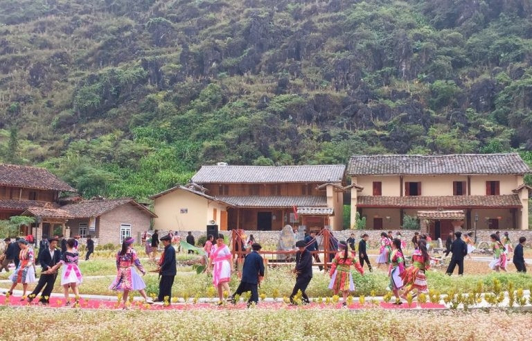 Các chàng trai cô gái biểu diễn các điệu nhảy truyền thống của dân tộc mình. Làng văn hóa du lịch cộng đồng dân tộc Mông, xã Pả Vi (Mèo Vạc, Hà Giang) - một không gian mang đậm bản sắc văn hóa Mông hiện đang là điểm du lịch nổi tiếng mà mỗi du khách khi đến Mèo Vạc đều muốn trải nghiệm.Với một loạt những hoạt động thú vị tại làng, bạn chắc chắn sẽ có được những kỷ niệm đáng nhớ trong hành trình check in - vùng đất nơi địa đầu Tổ quốc.