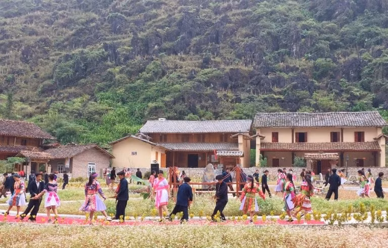 Các chàng trai cô gái biểu diễn các điệu nhảy truyền thống của dân tộc mình. Làng văn hóa du lịch cộng đồng dân tộc Mông, xã Pả Vi (Mèo Vạc, Hà Giang) - một không gian mang đậm bản sắc văn hóa Mông hiện đang là điểm du lịch nổi tiếng mà mỗi du khách khi đến Mèo Vạc đều muốn trải nghiệm.Với một loạt những hoạt động thú vị tại làng, bạn chắc chắn sẽ có được những kỷ niệm đáng nhớ trong hành trình check in - vùng đất nơi địa đầu Tổ quốc.