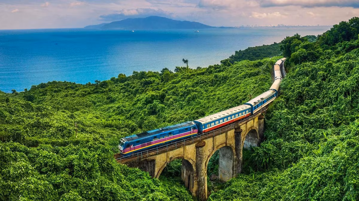 Viet Nam lot top 9 hanh trinh du lich bang tau ngoan muc nhat