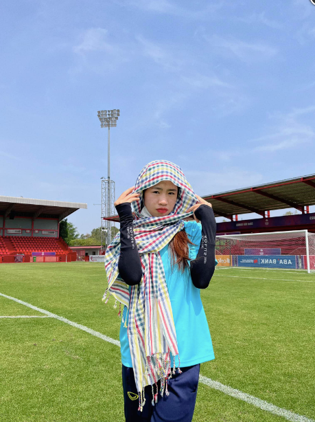 Trong đó, phải nhắc đến Thanh Nhã - tiền vệ sinh năm 2001 với nhan sắc không thua kém gì hot girl. Mới đây, cô nàng khoe loạt ảnh check-in tại sân ngay dưới trời nắng và nhận nhiều lời khen ngợi từ cộng đồng mạng.