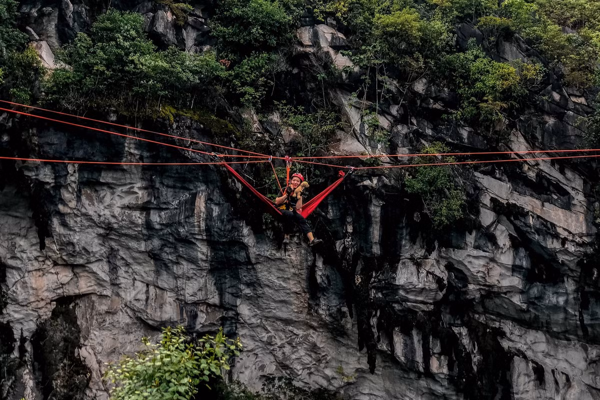 Lưu ý cho những du khách đến chinh phục hố sụt cần mang đủ đồ dùng bảo hộ, đi cùng những người có kinh nghiệm để đảm bảo an toàn cho bản thân. Sau hai năm được phát hiện, thời điểm hiện tại, địa danh này vẫn chưa được khai thác du lịch an toàn. Du khách muốn thử thách bản thân chỉ có thể đi theo đường mòn mà người dân hay đi để lấy cỏ cho bò, hoặc đu dây để xuống.