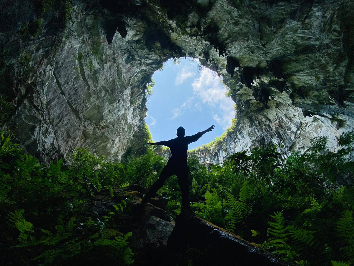 Nhớ lại cảm xúc khi lần đầu tìm ra hố sụt, anh Hải cho biết: "Đến giờ vẫn còn thấy lâng lâng hạnh phúc. Tôi đã ở Hà Giang nhiều năm nhưng chưa từng thấy dấu hiệu của hố sụt này bao giờ. Buổi hôm đó, chúng tôi cũng không chủ động tìm kiếm một điểm đến như vậy nhưng kết quả mang về quá xuất sắc". (Ảnh: Giáp Văn Hải).