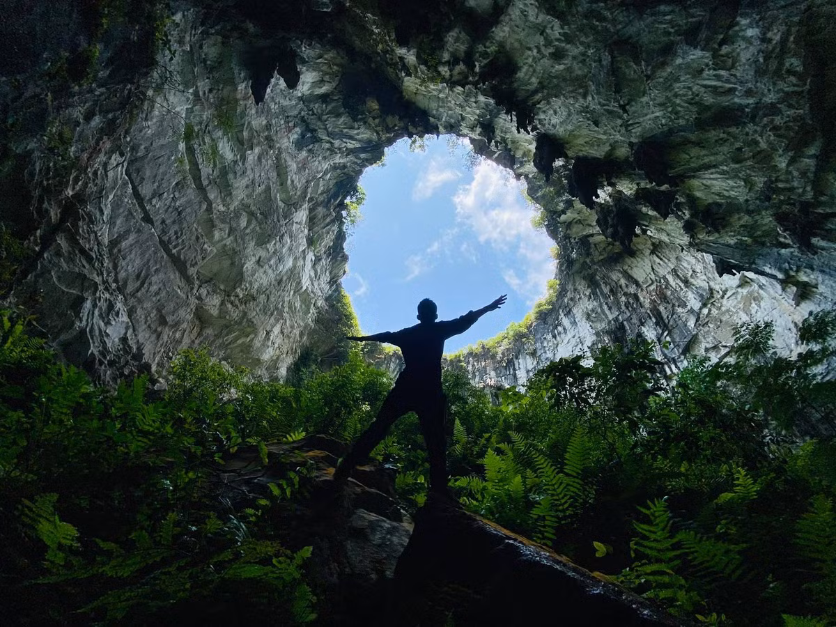 Nhớ lại cảm xúc khi lần đầu tìm ra hố sụt, anh Hải cho biết: "Đến giờ vẫn còn thấy lâng lâng hạnh phúc. Tôi đã ở Hà Giang nhiều năm nhưng chưa từng thấy dấu hiệu của hố sụt này bao giờ. Buổi hôm đó, chúng tôi cũng không chủ động tìm kiếm một điểm đến như vậy nhưng kết quả mang về quá xuất sắc". (Ảnh: Giáp Văn Hải).