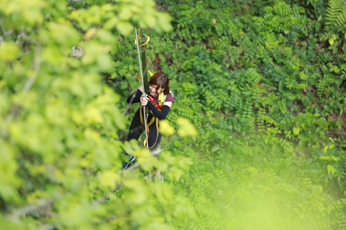 Mất khoảng vài giờ, anh Hải và các cộng sự xuống được đáy hố. "Khi ở bên dưới và ngước nhìn lên, mình thấy thật nhỏ bé so với thiên nhiên. Bầu trời thu nhỏ vừa bằng diện tích của miệng hố", anh Hải chia sẻ. (Ảnh: Giáp Văn Hải).