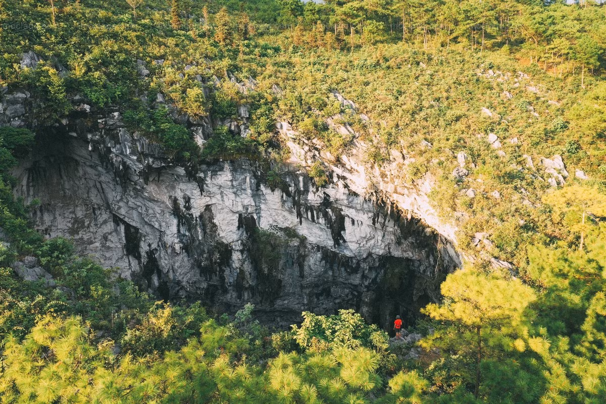 Mắt hố sụt nằm giữa khung cảnh núi rừng hoang sơ tuyệt đẹp với thảm thực vật xanh mướt. (Ảnh: Nguyễn Bá Bắc).