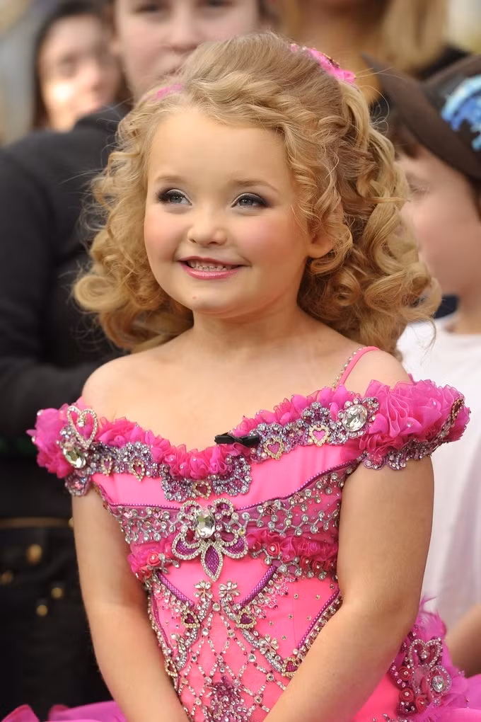 Dien mao thay doi va song gio cuoc doi cua hoa hau nhi