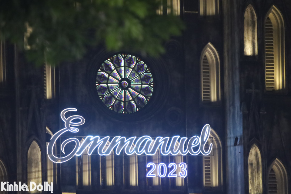 Cùng với đó là dòng chữ Emmanuel 2023. Theo Giáo lý Hội thánh Công giáo, ý nghĩa của dòng chữ là "Thiên Chúa ở cùng chúng ta".