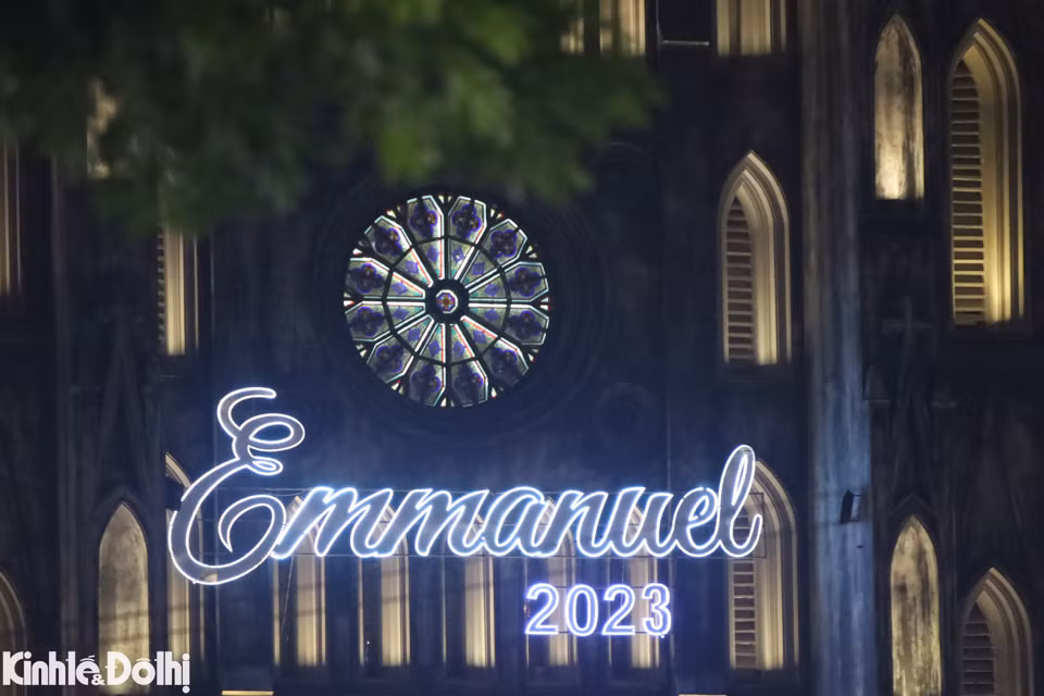 Cùng với đó là dòng chữ Emmanuel 2023. Theo Giáo lý Hội thánh Công giáo, ý nghĩa của dòng chữ là "Thiên Chúa ở cùng chúng ta".