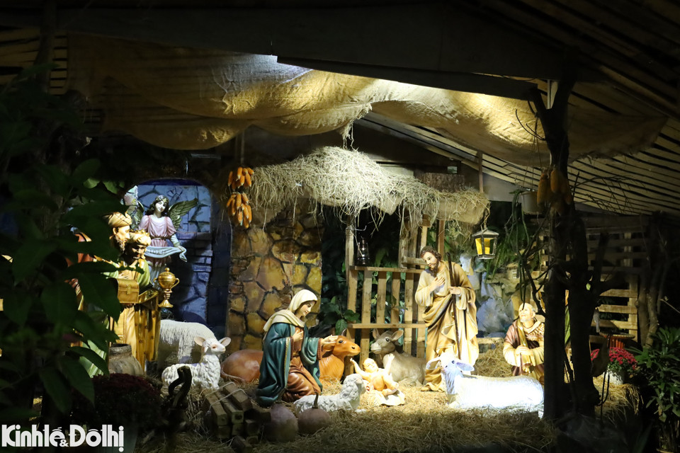 Tiểu cảnh hang đá là điểm nhấn và không thể thiếu ở bất cứ nhà thờ nào mỗi dịp Giáng sinh.