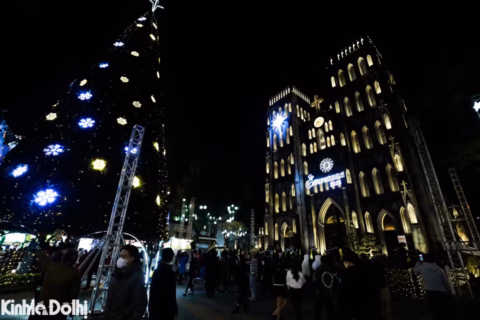 Ghi nhận của phóng viên Kinh tế &amp; Đô thị, Nhà thờ Lớn Hà Nội được trang trí lộng lẫy để chào đón Giáng sinh.