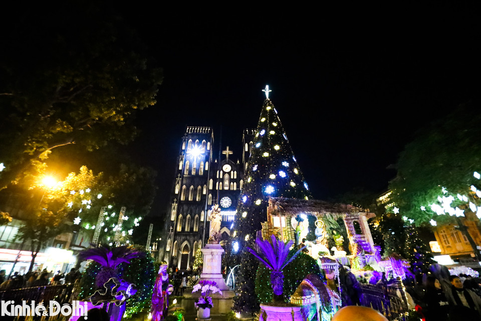 Theo của người Công giáo (Lịch Công giáo hay năm Phụng Vụ) được tính từ Chủ Nhật đầu tiên cách lễ Giáng sinh 4 tuần. Lễ Giáng sinh là một trong sáu ngày lễ quan trọng của năm của người Công giáo, kỷ niệm Chúa Giê-su sinh ra đời.