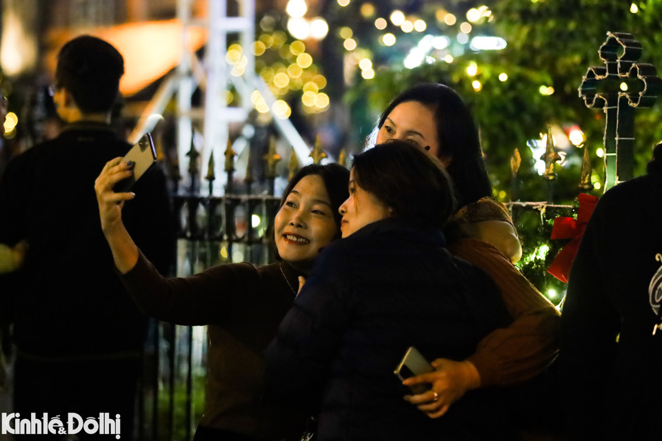 Như một thói quen, nhiều người dân tại Hà Nội lựa chọn Nhà thờ Lớn là điểm đón Giáng sinh sớm.