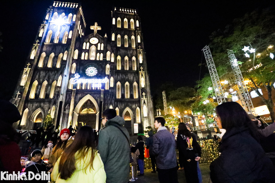 Nhũng ngày này, Nhà thờ Lớn Hà Nội được khoác lên mình tấm áo mới khác hoàn toàn so với những ngày thường.