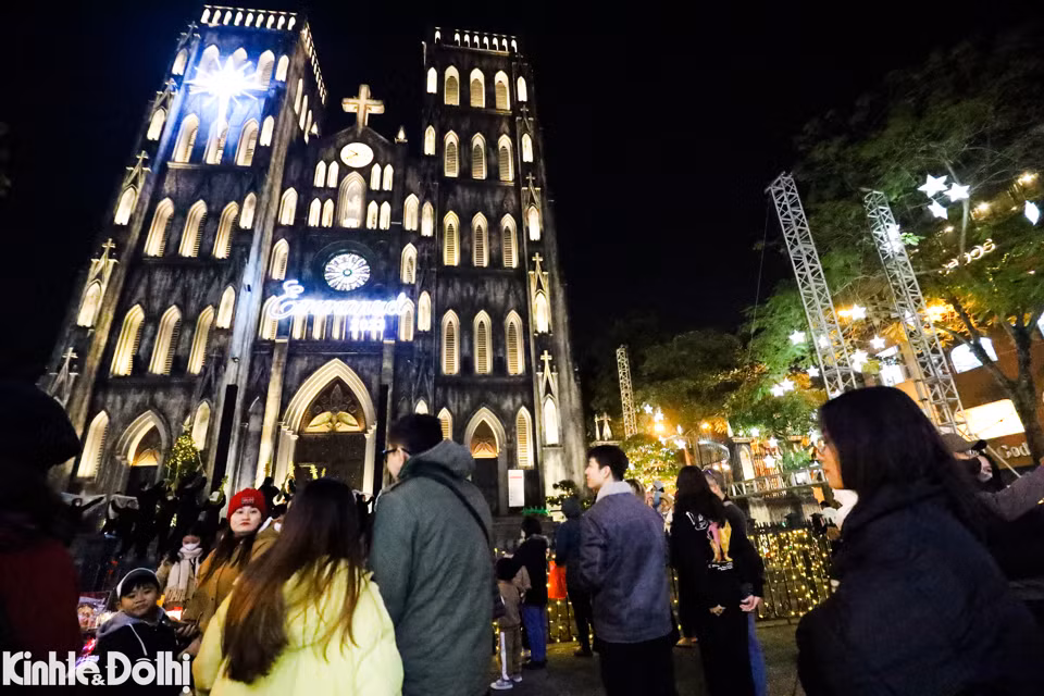 Nhũng ngày này, Nhà thờ Lớn Hà Nội được khoác lên mình tấm áo mới khác hoàn toàn so với những ngày thường.