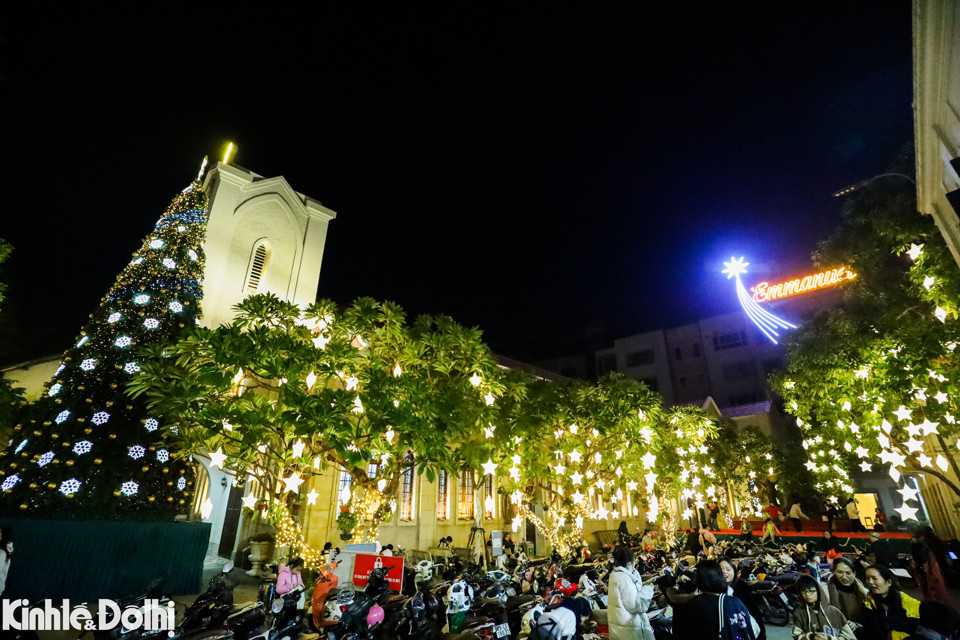 Bên trong nhà thờ được trang trí lộng lẫy tạo không khí Giáng sinh.