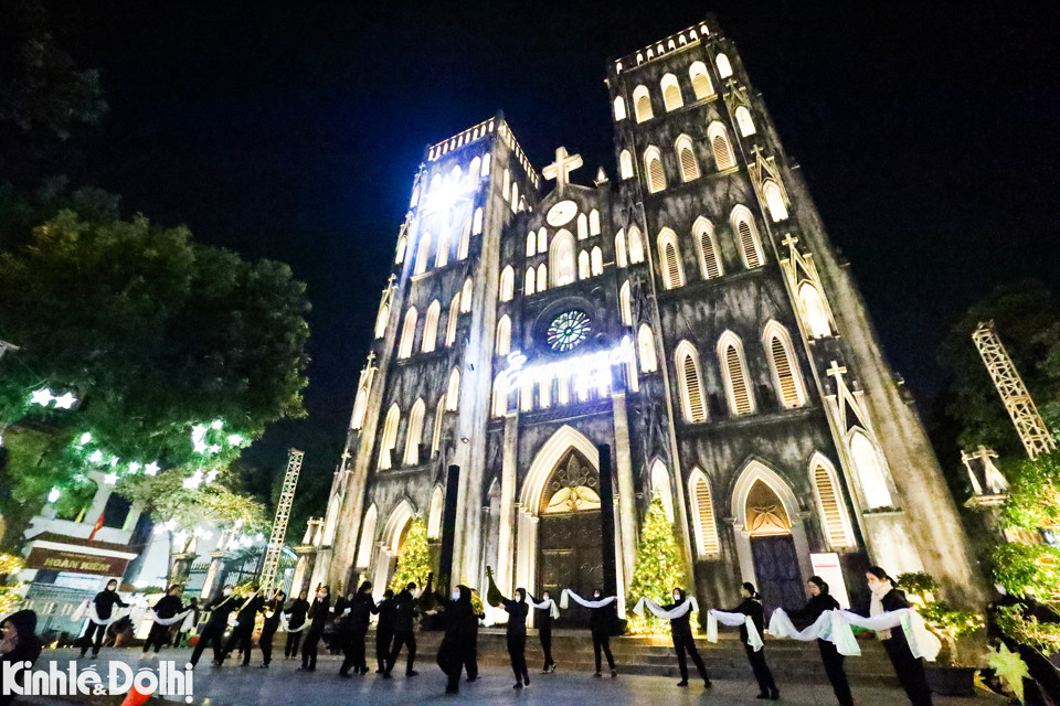 Lễ Giáng sinh chính thức là ngày 25 /12 (lễ chính ngày), đêm 24/12 gọi là lễ vọng. Như thường lệ, vào đêm lễ vọng sẽ có chương trình hoan ca canh thức để đón Giáng sinh vào lúc 20 giờ.