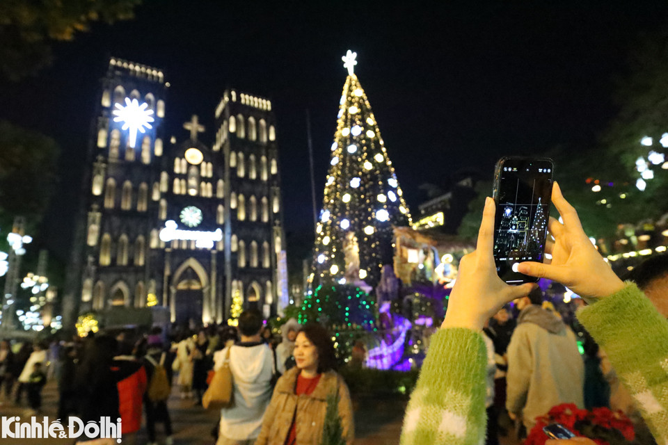Việc được trang trí lộng lẫy tạo sự thích thú cho nhiều người dân Thủ đô tới tham quan, chụp ảnh lưu niệm mỗi dịp Giáng sinh.