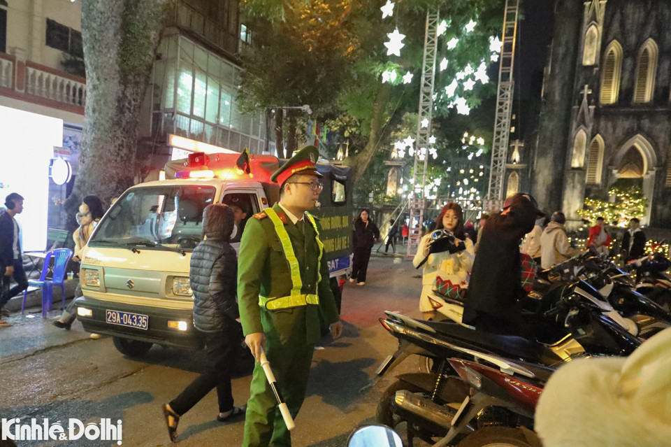 Chia sẻ với phóng viên, đại diện Công an phường Hàng Trống (Hoàn Kiếm) cho biết, phường đã tăng cường cán bộ, chiến sỹ tuần tra, yêu cầu các hộ dân trên các tuyến phố không để xe trên hè phố tại thời điểm trước và trong khi nhà thờ tổ chức lễ.