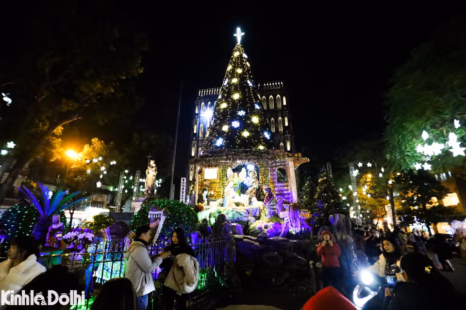 Cây thông noel lớn được dựng ngay trước của Nhà thờ Lớn Hà Nội. Đây được coi là cây thông "khổng lồ" nhất tại Hà Nội trong nhiều năm qua.