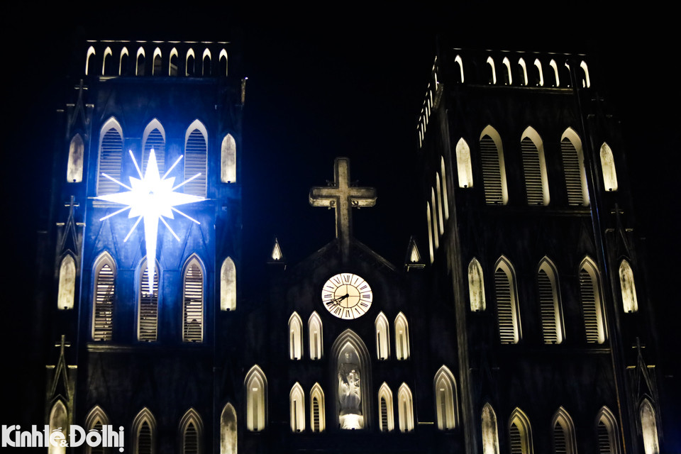 Phía bên tháp trái của Nhà thờ Lớn Hà Nội được trang trí một ngôi sao lớn. Đó là Ngôi sao Bethlehem, hay còn được gọi là ngôi sao Giáng sinh. Theo lịch sử của người Công giáo, đây là ngôi sao đã dẫn ba nhà thông thái phương Đông đến Jerusalem. Ngôi sao ấy luôn ở phía trước họ, dẫn đường và dừng lại đúng tại nơi mà Chúa Giê-su Giáng sinh.