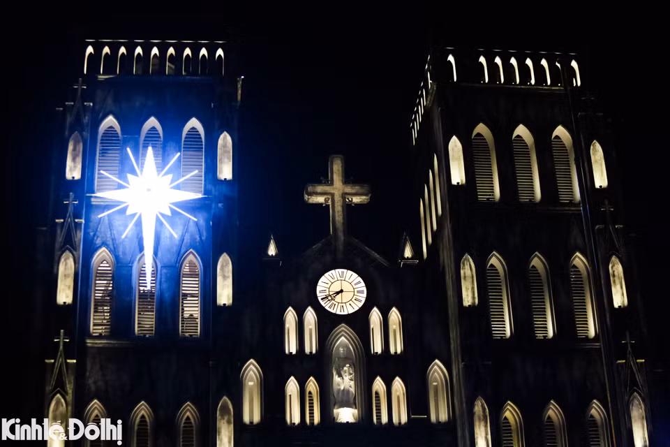 Phía bên tháp trái của Nhà thờ Lớn Hà Nội được trang trí một ngôi sao lớn. Đó là Ngôi sao Bethlehem, hay còn được gọi là ngôi sao Giáng sinh. Theo lịch sử của người Công giáo, đây là ngôi sao đã dẫn ba nhà thông thái phương Đông đến Jerusalem. Ngôi sao ấy luôn ở phía trước họ, dẫn đường và dừng lại đúng tại nơi mà Chúa Giê-su Giáng sinh.