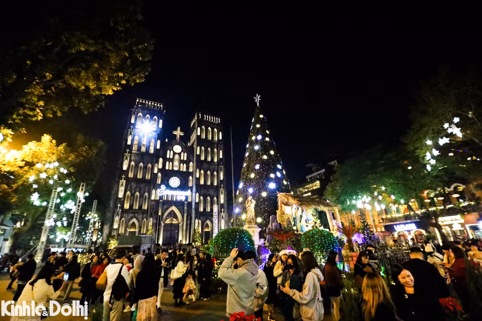 Tại Hà Nội, các trung tâm thương mại, cửa hàng đều được trang trí lộng lẫy thu hút lượng khách đông đảo. Tuy nhiên, người dân Thủ đô và đặc biệt là những người theo đạo Thiên Chúa, giới trẻ đều đổ xô về Nhà thờ Lớn Hà Nội dù là ngày hay tối.