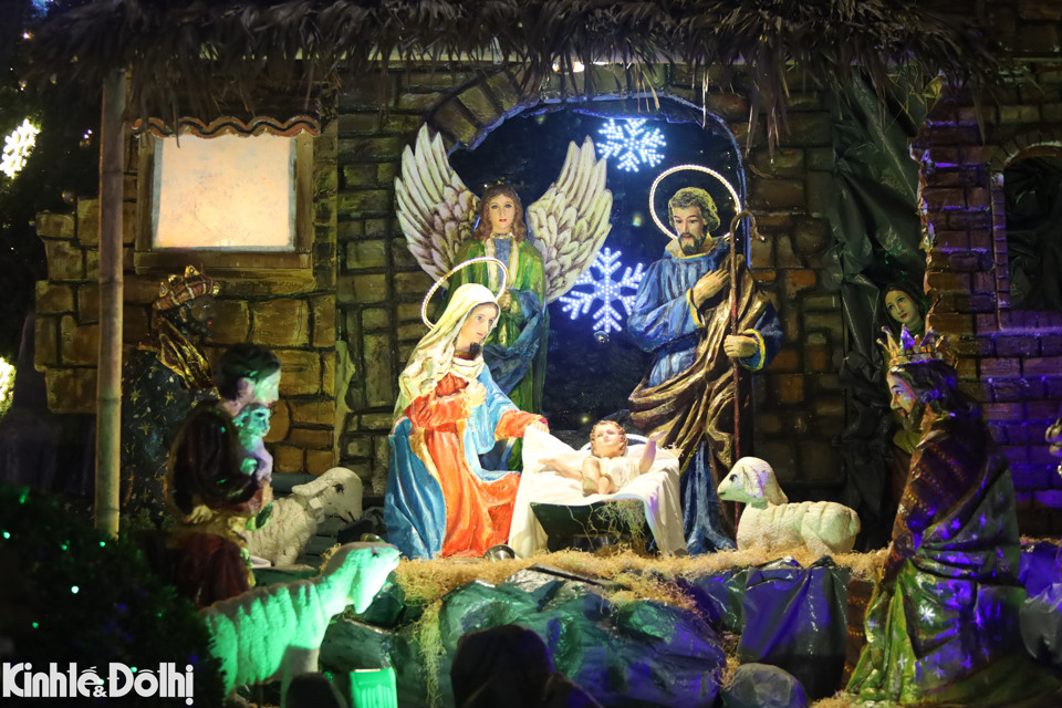 Bên cạnh đó, tiểu cảnh hang đá nơi Chúa Giáng sinh được lắp đặt. Theo lịch sử của người Công giáo, vào đêm ngày 24/12 là thời điểm Chúa Giê-su Giáng sinh nơi hang đá và đặt nằm trong một máng cỏ, có các mục đồng và nhờ chiên lừa sưởi ấm trong đêm lạnh.