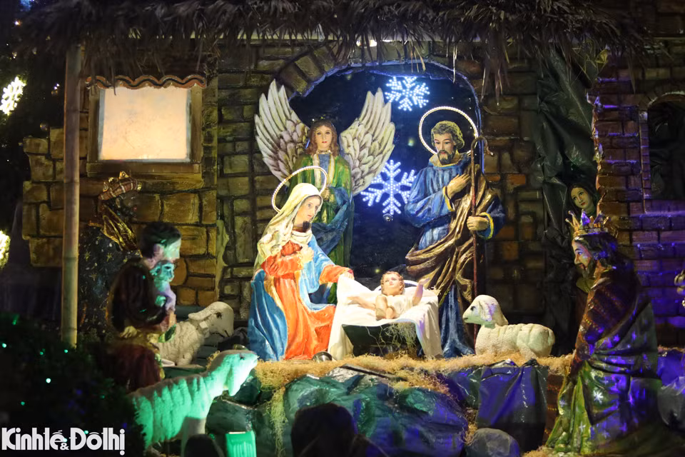Bên cạnh đó, tiểu cảnh hang đá nơi Chúa Giáng sinh được lắp đặt. Theo lịch sử của người Công giáo, vào đêm ngày 24/12 là thời điểm Chúa Giê-su Giáng sinh nơi hang đá và đặt nằm trong một máng cỏ, có các mục đồng và nhờ chiên lừa sưởi ấm trong đêm lạnh.