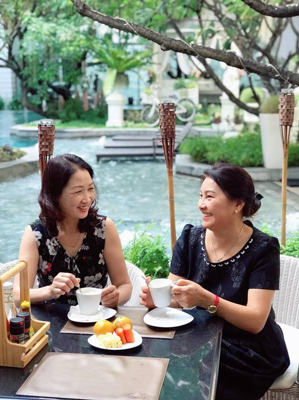 ảo Thanh nhận mình là một người may mắn khi có 2 người mẹ tuyệt vời. Trong cuộc sống cô được cả mẹ ruột và mẹ chồng yêu thương, chiều chuộng. Hai bà còn là đôi bạn thân thiết không rời.