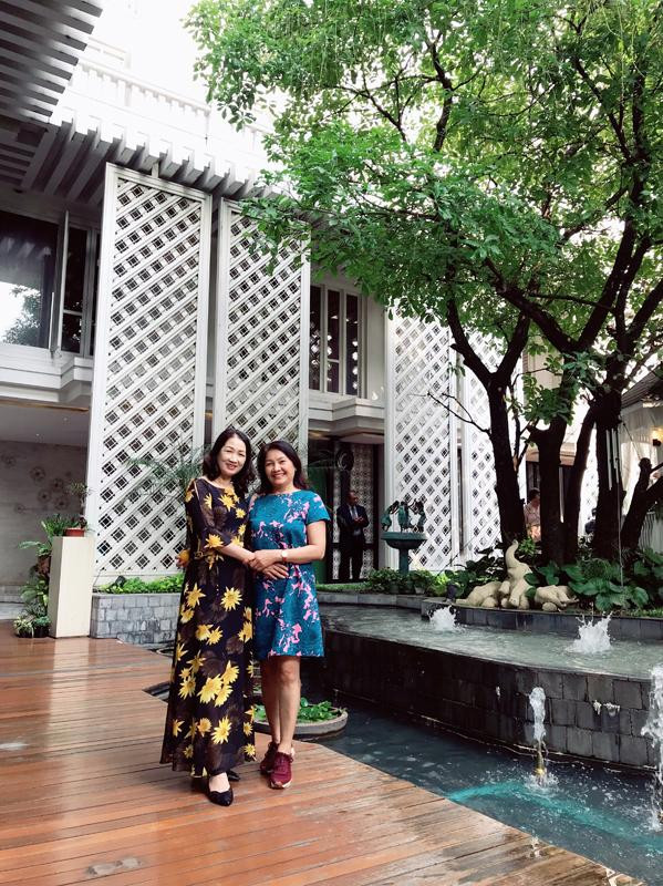 heo diễn viên "Về nhà đi con", mẹ chồng cô là người bình dị. Cách đây 6 năm khi trả lời báo chí, Bảo Thanh kể: "Mẹ chồng của tôi ở ngoài đời là người giản dị và rất yêu thương con cháu. Do công việc bận rộn, tôi luôn phải đi làm xa nhà. Mỗi khi gặp chiếc váy áo nào đẹp hoặc bộ mỹ phẩm nào xinh, tôi luôn mua về tặng mẹ. Đi công tác đâu đó, có món ăn ngon tôi cũng mua về để làm quà biếu gia đình hai bên".