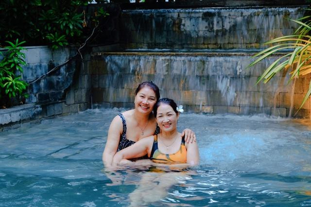 hông chỉ yêu thương con cháu, mẹ chồng Bảo Thanh còn có mối quan hệ thân thiết với thông gia - mẹ Bảo Thanh. Bảo Thanh từng tiết lộ: "Nhà tôi và nhà chồng ở Bắc Giang rất gần nhau nên hai mẹ thường xuyên qua lại. Không chỉ hợp nhau về tính cách, hai mẹ còn có chung sở thích. Hai bà rất hay rủ nhau đi may váy, thậm chí sang nhà nhau nấu cơm".