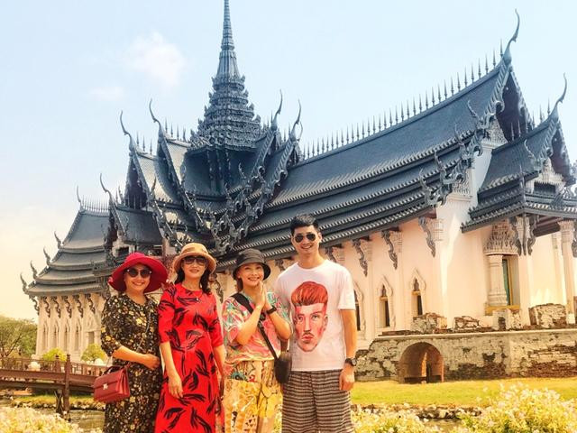 ô tiết lộ: "Chồng tôi là một người đàn ông rất hiểu chuyện, yêu thương vợ con hết mực và luôn biết quan tâm, lo lắng, chăm sóc cho mọi người trong nhà. Mỗi khi có chuyện khó giải quyết liên quan tới vấn đề trong gia đình, tôi luôn nhờ ông xã. Dù sao là đàn ông, hơn nữa lại là trụ cột trong nhà, anh sẽ có cách xử lý công bằng và xác đáng nhất. Anh ấy cũng là cầu nối để tôi và mẹ chồng hiểu nhau nhiều hơn".